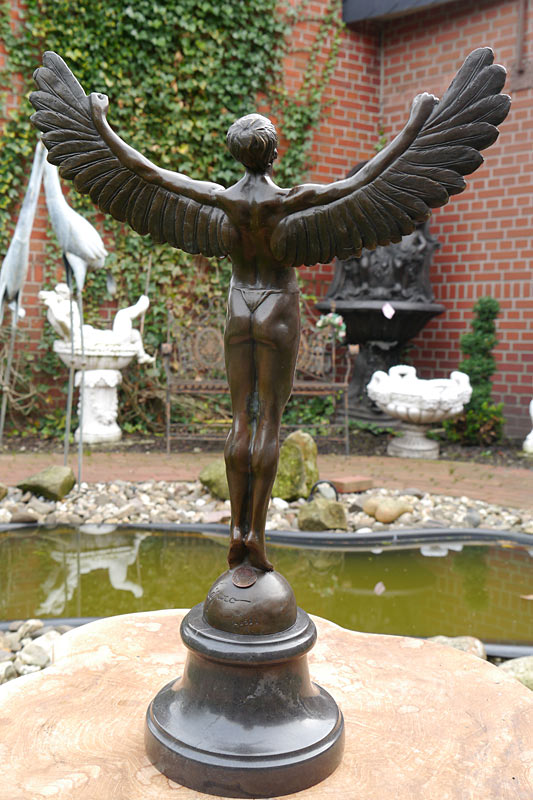 Die Bronze ist dem Ikarus ( griechische Mythologie ) nachempfunden und mit viel  Liebe zum Detail gefertigt