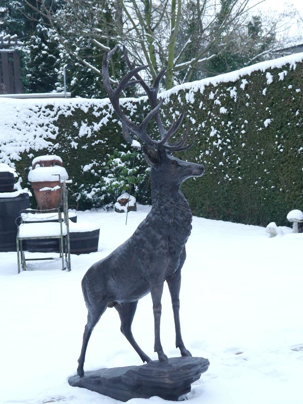 Außenaufnahme der Figur bei Schnee im Garten