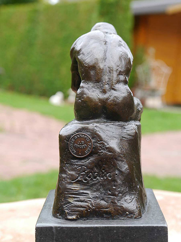 Diese Figur  ist eine Kopie einer originalen Skulptur mit Bronzestempel und Künstlersignatur