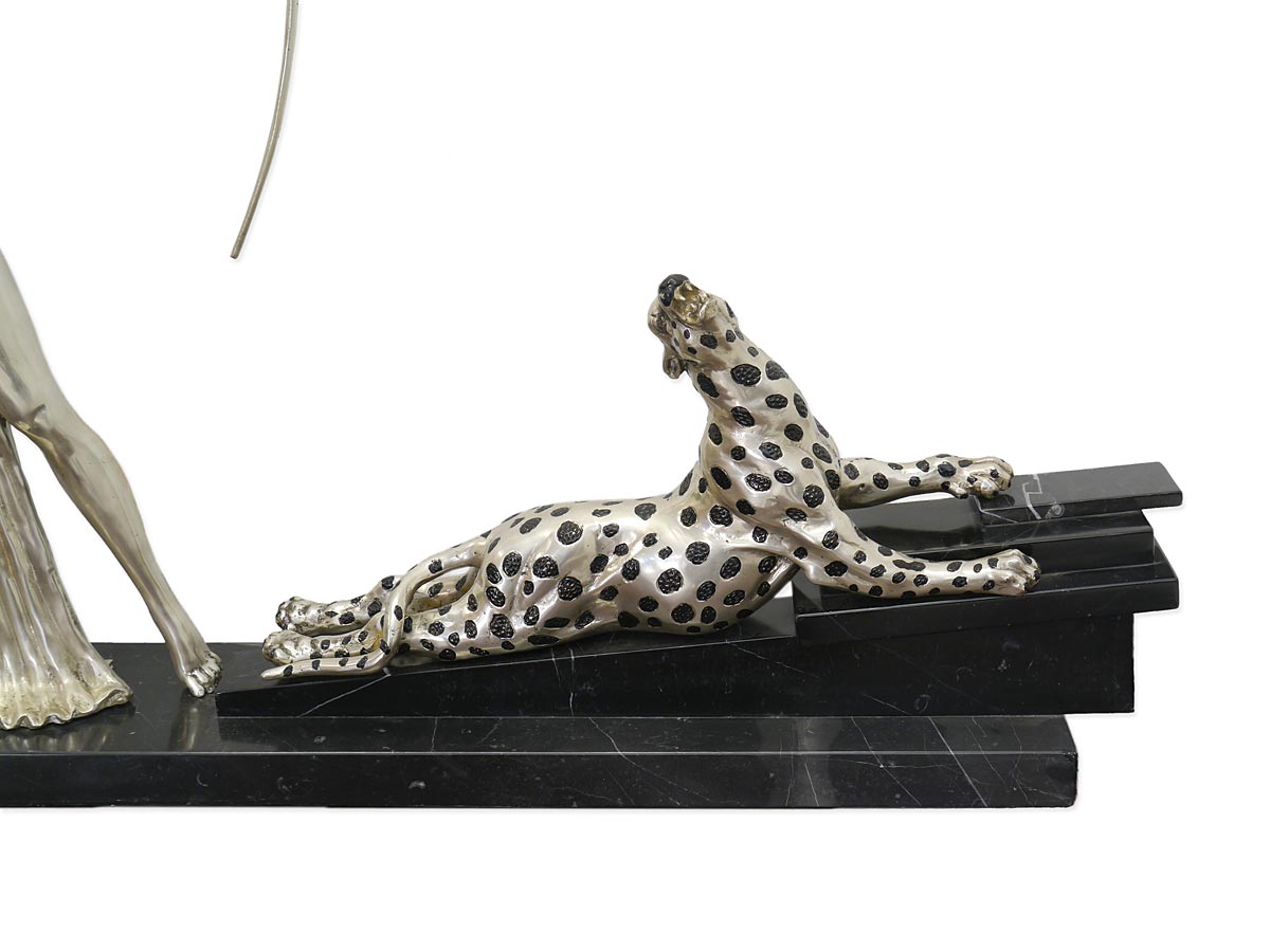 Gepard liegt auf einen Marmorsockel
