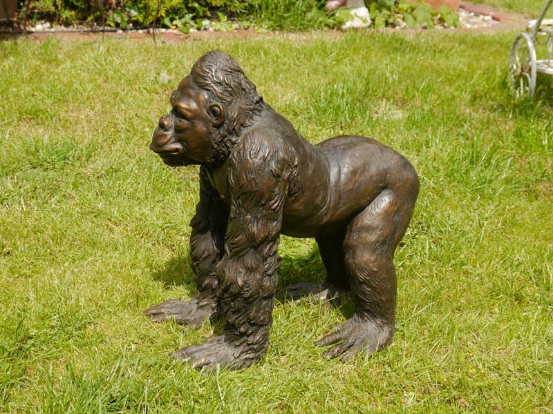 Gorilla Statue Seitenansicht