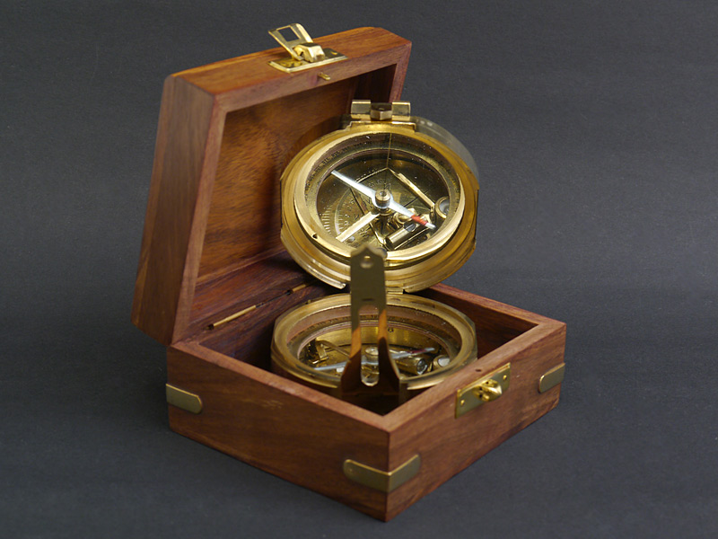 Holzbox  mit Kompass