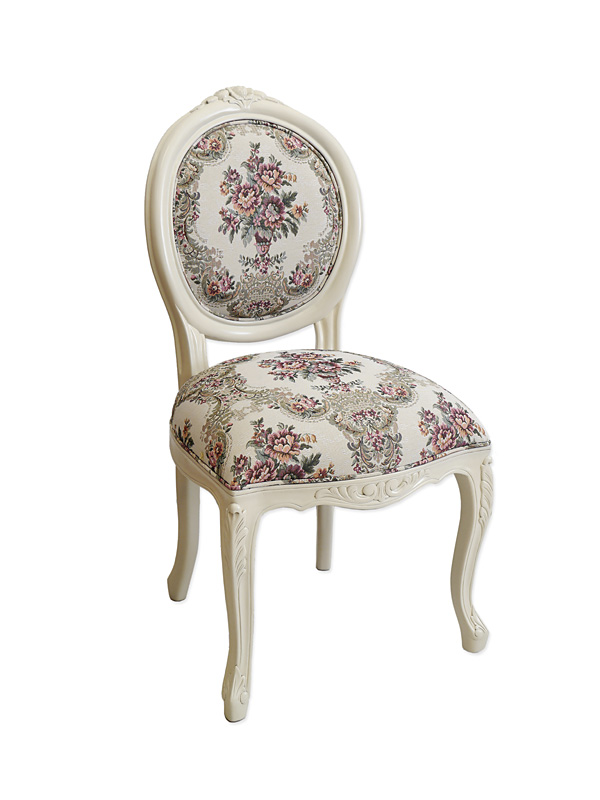Stuhl im antiken Stil in creme-weiß