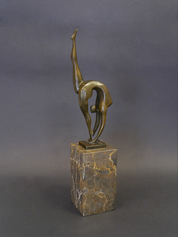 8506 Bronze Figur Skulptur turnende Frau auf Marmorsockel moderne Kunst 