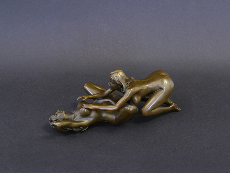 Bronzefiguren von 2 Frauen beim Liebesspiel