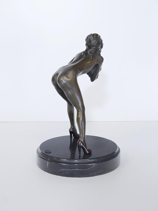 Bronze Figur Skulptur erotische Frau bückend auf Marmorsockel 16x24 cm 9415 