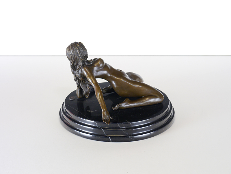 Bronzen Frau kniend Bronze Statue Frau kniend auf einem Kissen auf Marmorsockel 