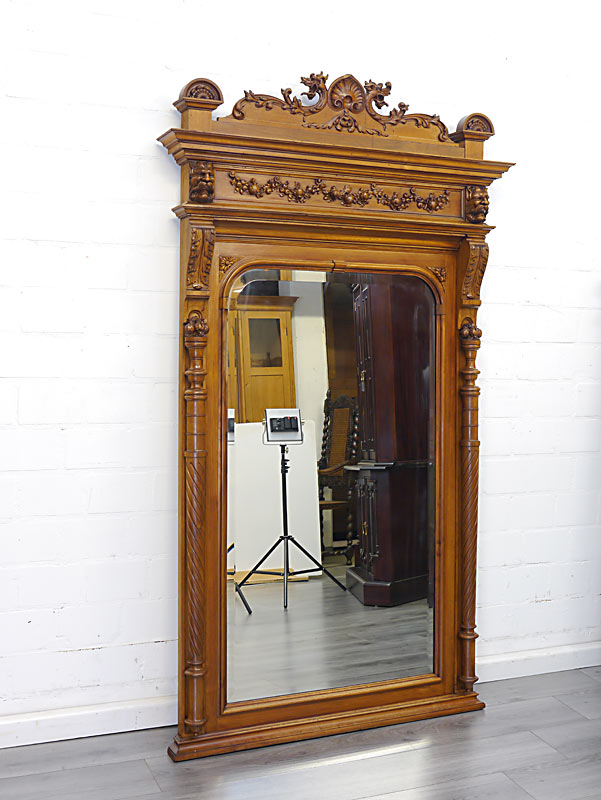 Antiker Spiegel aus Nussbaum