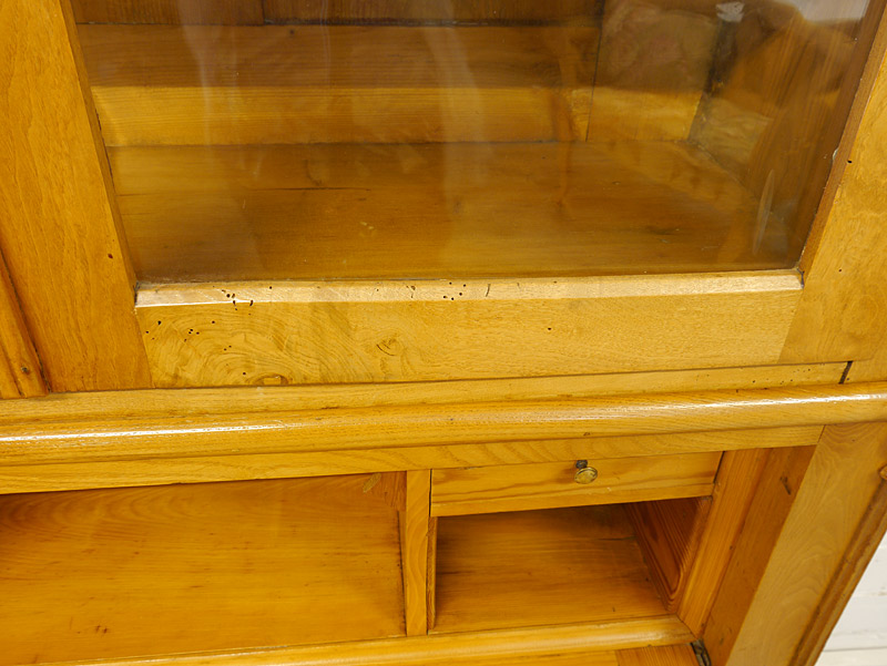 Antiker Schrank mit alten Wurmlöchern