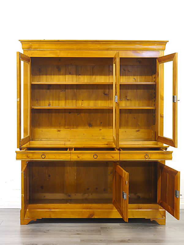 Bücherschrank mit geöffneten Türen und Schubladen
