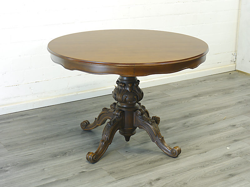 Runder Tisch im antiken Stil