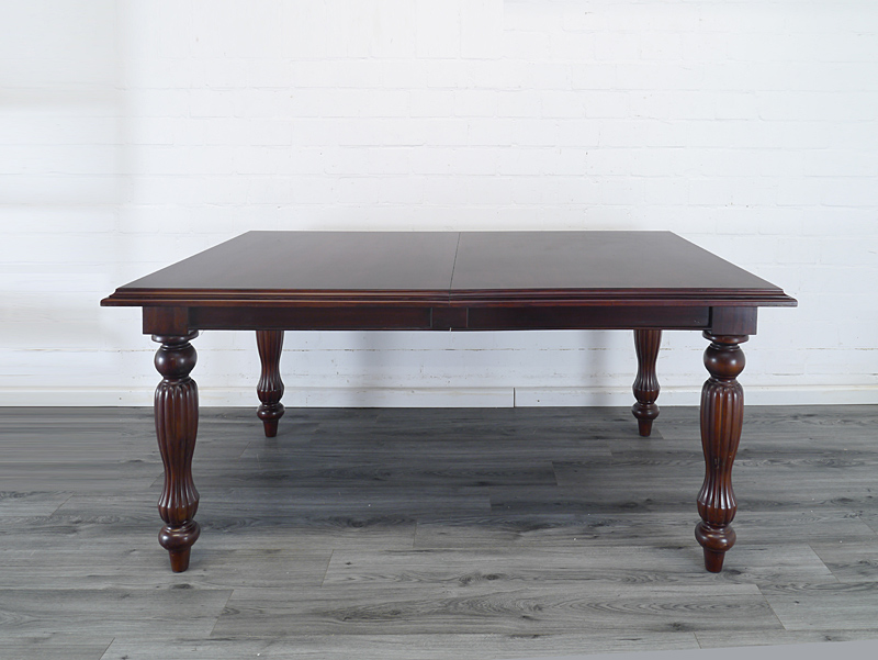 Ausziehbarer Tisch im viktorianischen Stil
